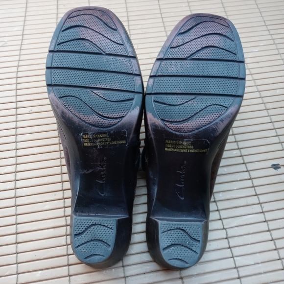 Clarks Bendables women's brown leather mule clogs. 2" heel.  Brass Studs and buc - Picture 11 of 11